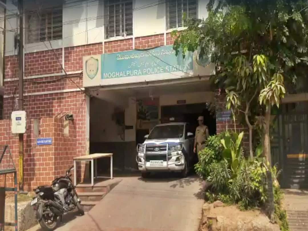 Hyderabad old city minor girl kidnapped sexually abused cab driver one another Hyderabad Crime : హైదరాబాద్ లో మరో దారుణం, బాలికను కిడ్నాప్ చేసి క్యాబ్ డ్రైవర్, మరో వ్యక్తి లైంగిక దాడి!