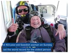 Watch: 103 साल की महिला ने पैराशूट जंप करके तोड़े सारे रिकॉर्ड्स, वायरल हुआ वीडियो