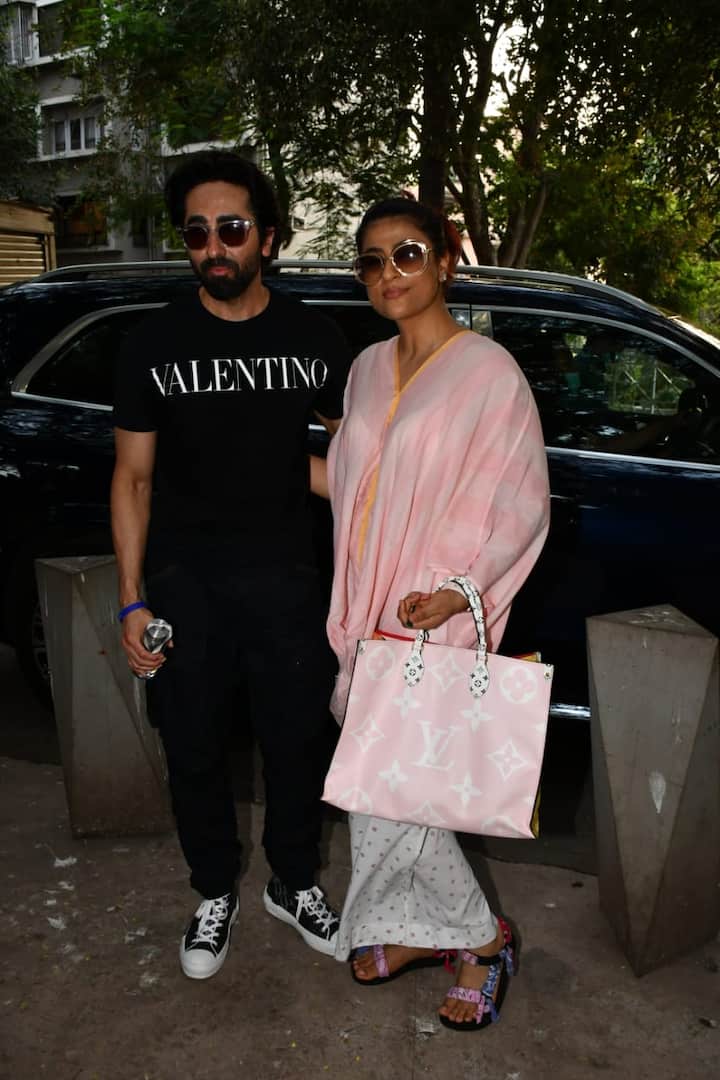 हिंदी सिनेमा जगत के कलाकार अपने परिवार के साथ जब भी बाहर निकलते हैं. तो वह पैपराजी के कैमरों में कैद हो जाते हैं. हाल ही में बॉलीवुड के सुपरस्टार एक्टर आयुष्मान खुराना (Ayushmann Khuranna) और जायद खान (Zayed Khan) अपनी-अपनी फैमिली बच्चों के साथ मुंबई के बांद्रा स्थित म्यूजिक ऐजुकेशन स्कूल में नजर आएं. इस मौके पर आयुष्मान खुराना और उनकी पत्नी ताहिरा कश्यप की तस्वीरें सामने आई हैं.