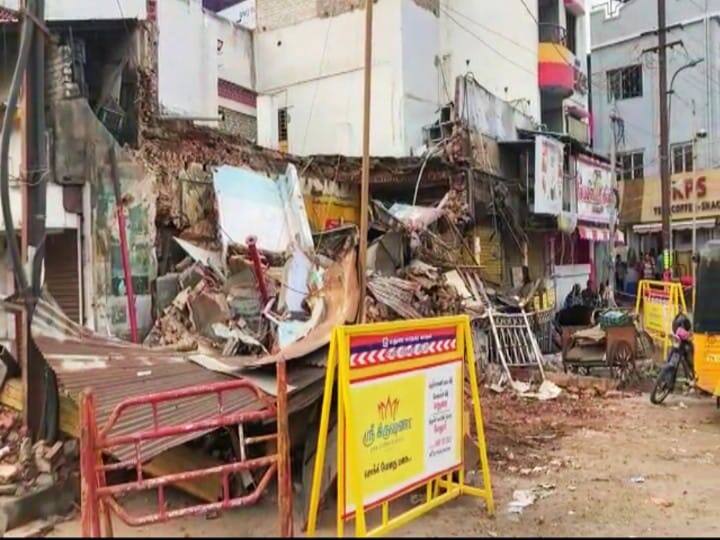 The 80-year-old building near the Periyar bus stand collapsed at midnight Video : மதுரை : நள்ளிரவில் இடிந்து விழுந்த 80 ஆண்டு பழமை வாய்ந்த கட்டடம்.. என்ன நடந்தது?