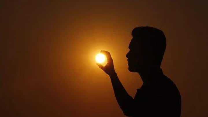 এই ছায়াশূন্য দিবসের বৈজ্ঞানিক ব্যাখ্যা হল, ভৌগলিক অবস্থানের নিরিখে বিভিন্ন অঞ্চলে বিভিন্ন দিনে ঠিক দুপুরবেলা সূর্য একেবারে মাথার ওপর আসে কয়েক মুহূর্তের জন্য।