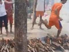 Viral Video : ...अन् जळत्या लाकडांवरून अनवाणी धावली लहान मुले, अंगाचा थरकाप उडवणारा Video व्हायरल