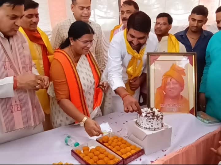 UP News Etawah MLA Sarita Bhadauria celebrated CM Yogi Adityanath birthday ann UP Politics: इटावा से विधायक सरिता भदौरिया ने मनाया सीएम योगी का जन्मदिन, राजनीति में आगे बढ़ने की कामना की