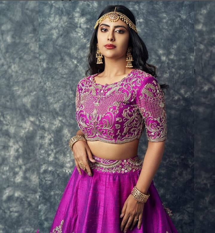 'બાલિકા વધૂ'માં આનંદીના બાળપણનું પાત્ર ભજવનાર અભિનેત્રી અવિકા ગોર છેલ્લા ઘણા દિવસોથી પોતાના ગ્લેમરસ લુકને કારણે ચર્ચામાં છે. હાલમાં જ તેણે કેટલીક વધુ નવી તસવીરો શેર કરી છે જેમાં તે અત્યાર સુધીના લુક કરતા એકદમ અલગ દેખાઈ રહી છે. કારણ કે આ વખતે તે બ્રાઈડલ લુકમાં જોવા મળી રહી છે.