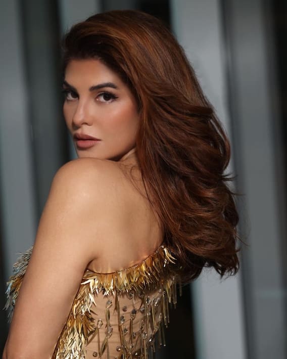 Jacqueline Fernandez: IIFA 2022 में जैकलीन फर्नांडीज़ ने गिराईं बिजलियां, डिज़ाइनर साड़ी में मारी एंट्री