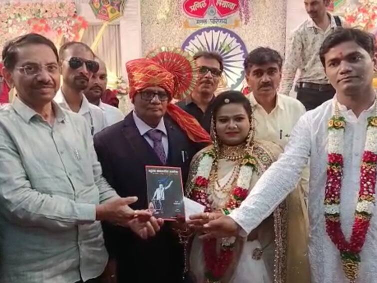 Jalgaon news update distribute books to wedding guests  in Jalgaon जळगावातील अनोख्या लग्नाची गोष्ट! नवविवाहित दाम्पत्याकडून लग्नात आलेल्या पाहुण्यांना पुस्तकांचे वाटप 