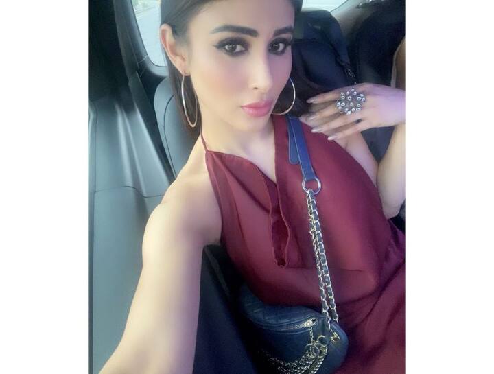 एक्ट्रेस ने अपनी एक्टिंग से ज्यादा अपने स्टाइल स्टेटमेंट से सुर्खियां बटोरी है.