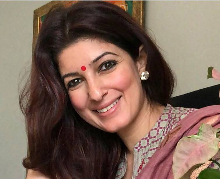 Twinkle Khanna shares video playing jadu teri Nazar on Guitar Watch video Watch: ਸ਼ਾਹਰੁਖ ਦੇ ਗੀਤ 'ਜਾਦੂ ਤੇਰੀ ਨਜ਼ਰ' 'ਤੇ ਟਵਿੰਕਲ ਖੰਨਾ ਨੇ ਦਿਖਾਇਆ ਆਪਣਾ ਟੈਲੇਂਟ, ਵੀਡੀਓ ਦੇਖ ਕੇ ਤੁਸੀਂ ਵੀ ਕਹੋਗੇ ਵਾਹ