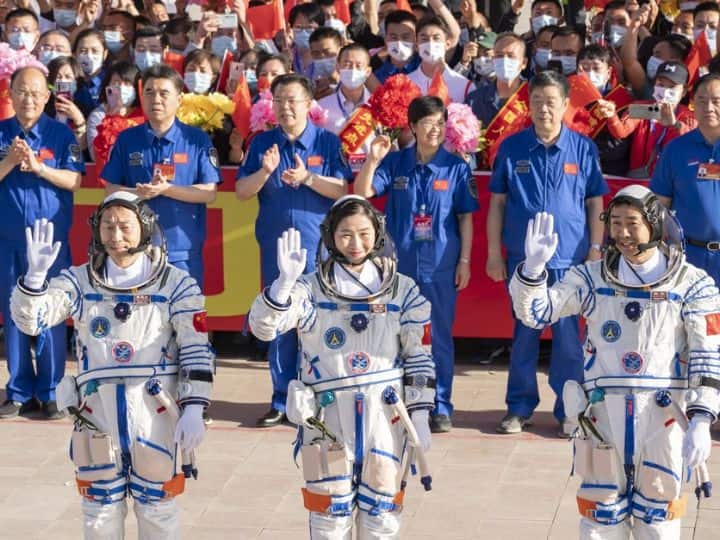 China is building its own space station, sending three astronauts into space चीन बनवत आहे स्वतःचे स्पेस स्टेशन, तीन अंतराळवीरांना अवकाशात पाठवलं