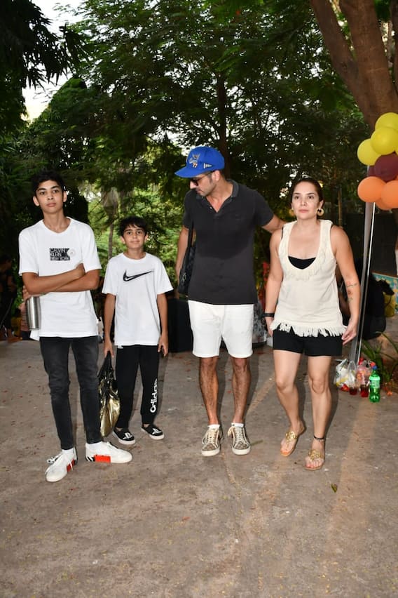 Ayushmann Khurrana Zayed Khan: फैमिली संग फुरसत के पल बिताते नजर आए आयुष्मान खुराना और जायद खान, देखें शानदार तस्वीरें