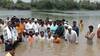 Beed News : आमदाराचं जलसमाधी आंदोलन; तब्बल पाच तास पाण्यात उभे राहत ग्रामस्थांचा आक्रमक पवित्रा