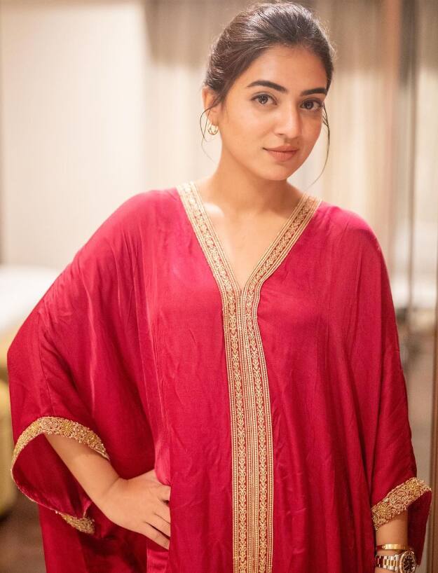 மலரே மௌனமா மௌனமே வேதமா.. மலர்கள் பேசுமா பேசினால் ஓயுமா அன்பே