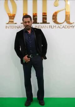 IIFA 2022: সলমন থেকে নোরা, আইফার সবুজ কার্পেট মাতালেন যাঁরা, দেখে নিন ছবিতে