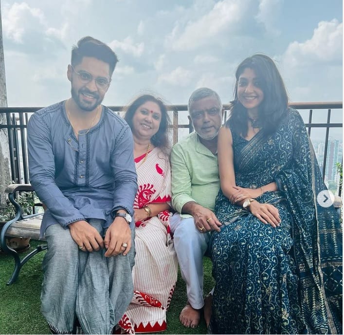 আজ জামাইষষ্ঠী। তারকা থেকে শুরু করে সাধারণ মানুষ, বিশেষ এই দিনটায় জামাই আদরের আয়োজন করেন সাধারণ মানুষ। বাড়িতেই ঘরোয়াভাবে আয়োজন হয়েছিল গৌরব চট্টোপাধ্যায়ের ( Gaurav Chatterjee) আপ্যায়নের। সোশ্যাল মিডিয়ায় সেই ছবি শেয়ার করে নিয়েছেন দেবলীনা। হাতপাখা দিয়ে হাওয়া করা থেকে শুরু করে সমস্ত সাবেক নিয়ম কানুনই পালন হয়েছে সেখানে। উপস্থিত ছিলেন দেবাশীষ কুমারও। দিনের শেষে সোশ্যাল মিডিয়ায় জামাইষষ্ঠীর একগুচ্ছ ছবি শেয়ার করে নিয়েছেন দেবলীনা। সেখানে সপরিবারে দেখা গিয়েছে দেবলীনা আর গৌরবকে। ছাইরঙা পাঞ্জাবিতে সেজেছিলেন গৌরব। সোনালি ফ্রেমের চশমায় এবারারে সাবেকি ছোঁয়া। ডায়েট ভুলে খাওয়া দাওয়ায় মজলেন তিনি। বাদ গেলেন না দেবলীনাও। গৌরবের পাশে বসেই মায়ের রান্না চাখলেন তিনিও।