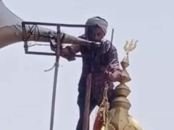 Haridwar News: कोर्ट की सख्ती के बाद मंदिर-मस्जिद से हट रहे अवैध लाउडस्पीकर, कार्रवाई से पहले धर्म गुरुओं से मिल रही पुलिस Haridwar News: कोर्ट की सख्ती के बाद मंदिर-मस्जिद से हट रहे अवैध लाउडस्पीकर, कार्रवाई से पहले धर्म गुरुओं से मिल रही पुलिस