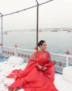 Photos: રેડ સૂટમાં Esha Guptaના શાનદાર પૉઝ, સાદગી જોઇને ફેન્સ થયા દિવાના, જુઓ.......