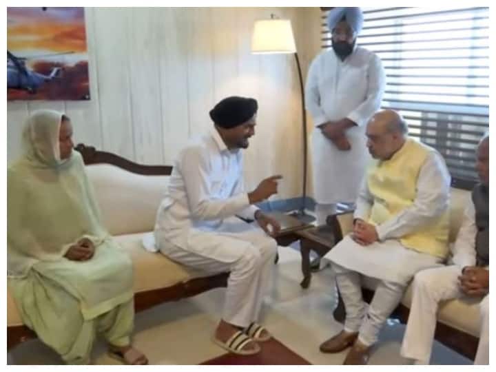 Punjabi Singer Sidhu Moosewala parents Balkaur Singh meet Home Minister Amit Shah ANN Sidhu Moose Wala Murder: अमित शाह से मुलाकात के दौरान फूट-फूट कर रो पड़े मूसेवाला के पिता, गृहमंत्री से की CBI जांच की मांग