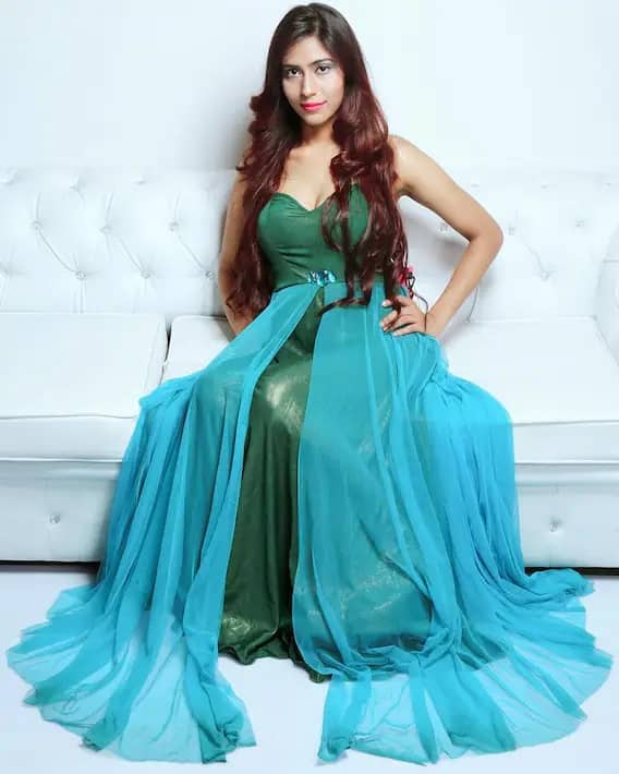 अंजुम खान बेहद खूबसूरत हैं और सोशल मीडिया पर उनके फोटोज को काफी पसंद किया जाता है. खासतौर से शिवम दूबे से शादी करने के बाद उनकी फैन फॉलोइंग तेजी से बढ़ी है. कहा जाता है कि अंजुम को मॉडलिंग का भी शौक है. (सभी फोटो- सोशल मीडिया)