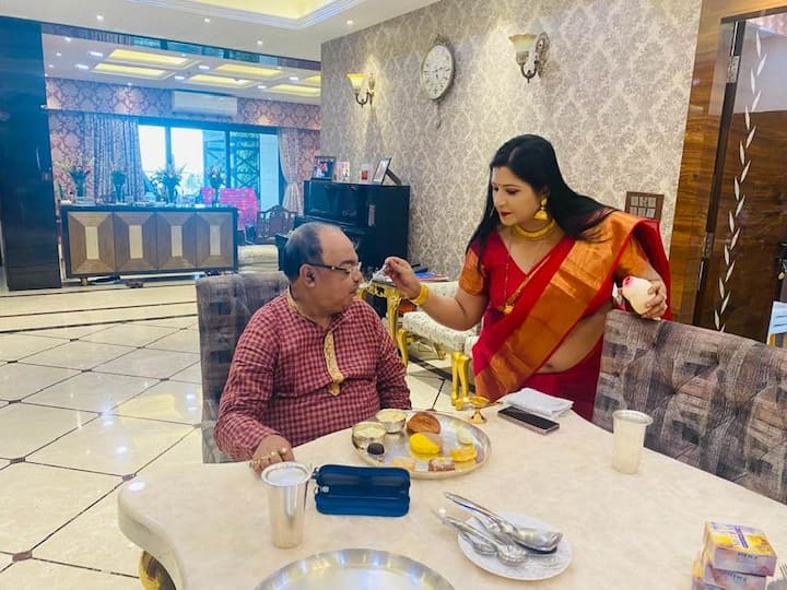 লাল টকটকে শাড়িতে সেজে শোভনকে নিজের হাতে পায়েস খাওয়ালেন বৈশাখী, দিলেন প্রদীপের আশিসও। এদিন দুপুরে মেরুণ পাঞ্জাবিতে সেজেছিলেন শোভন।