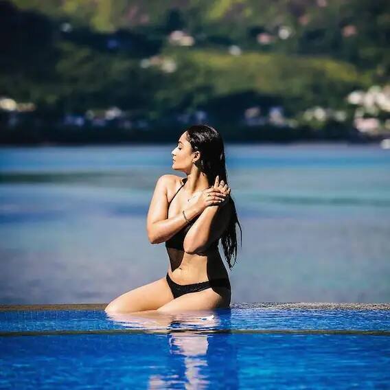Tridha Choudhury Photos: એમએક્સ પ્લેયરની પૉપ્યુલર વેબ સીરીઝ આશ્રમ (Aashram) પોતાના કન્ટેન્ટ અને કાસ્ટને લઇને ખુબ ચર્ચાનો વિષય બની છે. તાજેતરમાં જ આ વેબ સીરીજની 3 સિઝન (Aashram 3) રિલીઝ કરી દેવામાં આવી ચૂકી છે. આવામાં આ વેબ સીરીઝની મુખ્ય કડી બબીતા માતા ઉર્ફે ત્રિધા ચૌધરી (Tridha Choudhury)નુ નામ પોતાની હૉટ લૂકને લઇને ચર્ચામાં રહે છે.
