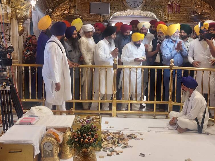 Before the Ghallughara Day, CM Bhagwant Mann paid obeisance at Sri Darbar Sahib ਪੰਜਾਬ 'ਚ ਸੁਰੱਖਿਆ ਹਟਾਉਣ ਨੂੰ ਲੈ ਕੇ ਚੱਲ ਰਹੇ ਵਿਵਾਦ ਦਰਮਿਆਨ CM ਮਾਨ ਹਰਿਮੰਦਰ ਸਾਹਿਬ ਹੋਏ ਨਤਮਸਤਕ,  ਜਥੇਦਾਰ ਨਾਲ ਮੁਲਾਕਾਤ ਕੀਤੀ ਮੁਲਾਕਾਤ