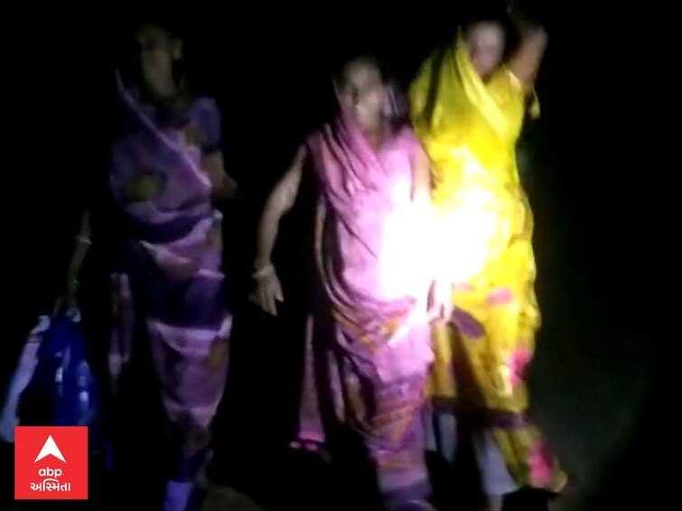 a pregnant woman reached the ambulance after running one and a half km due to lack of road Anadapur village of Modasa, Aravalli રસ્તામાં અભાવે સગર્ભા મહિલા દુખાવા સાથે દોઢ કિલોમીટર ચાલી એમ્બ્યુલન્સ સુધી પહોંચી, જુઓ વિડીયો