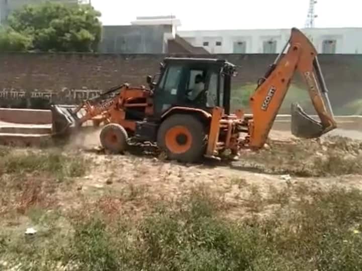 Farrukhabad bulldozer in action on illegal construction many plots and shops demolished ANN UP News: फर्रुखाबाद में करोड़ों की अवैध प्लाटिंग पर चला बुलडोजर, अतिक्रमण कर बने कई दुकान और मकान किए गए ध्वस्त