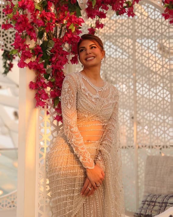 Jacqueline Fernandez: IIFA 2022 में जैकलीन फर्नांडीज़ ने गिराईं बिजलियां, डिज़ाइनर साड़ी में मारी एंट्री