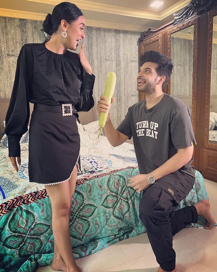 फोटो में करण घुटने पर बैठकर तेजस्वी को लौकी से प्रपोज करते नजर आ रहे हैं और तेजस्वी हैरान दिखाई दे रही हैं.