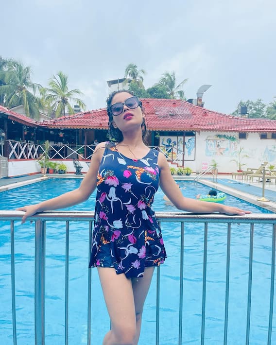 Aarohi Singh Photo: पानी में आग लगाते हुए नजर आईं भोजपुरी एक्ट्रेस आरोही सिंह, देखें हॉट तस्वीरें