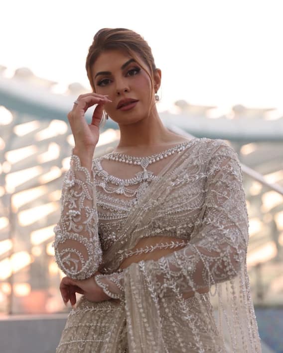 Jacqueline Fernandez: IIFA 2022 में जैकलीन फर्नांडीज़ ने गिराईं बिजलियां, डिज़ाइनर साड़ी में मारी एंट्री