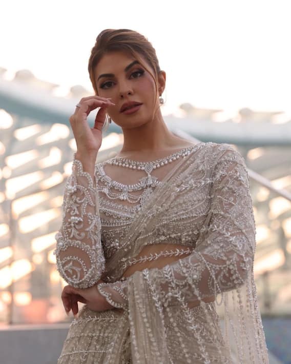 Jacqueline Fernandez: IIFA 2022 में जैकलीन फर्नांडीज़ ने गिराईं बिजलियां, डिज़ाइनर साड़ी में मारी एंट्री