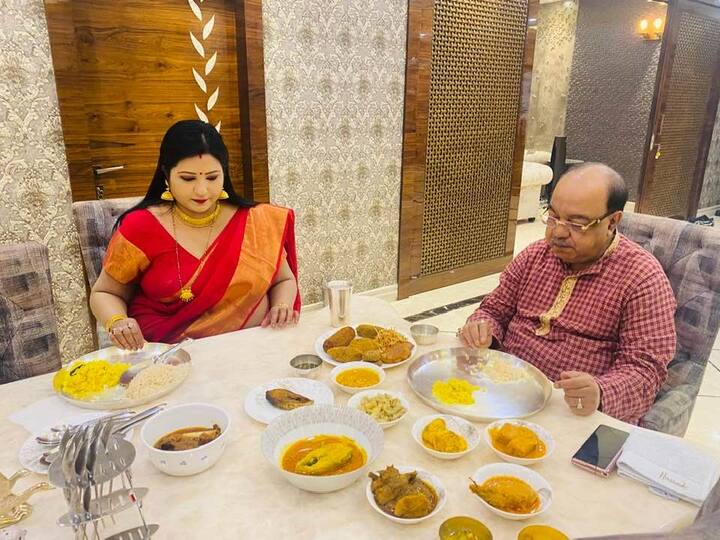 আজ জামাইষষ্ঠীর দিনেও জমজমাট ছিল শোভন-বৈশাখীর সংসার। আয়োজনের খামতি ছিল না এতটুকুও। পঞ্চব্যঞ্জন রেঁধে শোভনকে কার্যত জামাই-আদরে ষষ্ঠী পালন করলেন বৈশাখী বন্দ্যোপাধ্যায়।