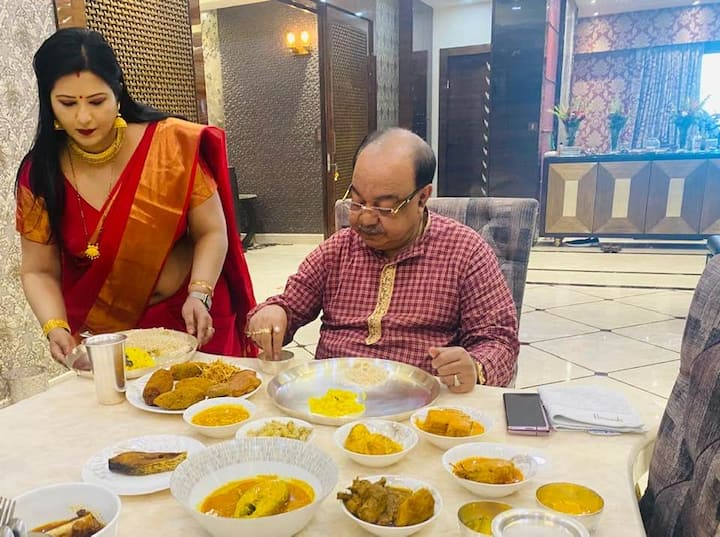 ফেসবুকে বৈশাখী লিখেছেন, 'জামাইষষ্ঠী মানে মা ষষ্ঠীর পুজো। আজ মায়ের নির্দেশ অনুযায়ী সব পালন করেছি। শোভন যত না মায়ের জামাই, তার থেকেও বেশি ছেলের মতো। মহুল এবং আমরা আমাদের প্রিয় খাবার খেয়েছি। যদিও মায়ের শারীরিক অবস্থা ভাল নেই, তাও আমাদের তিনজনের জন্য সমস্ত আয়োজন করেছেন তিনি।