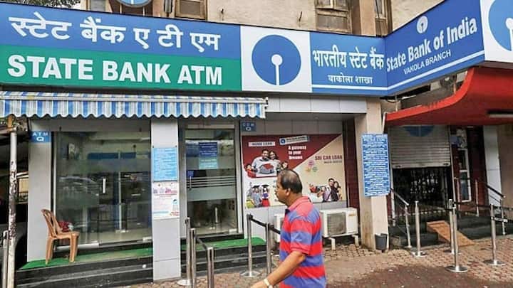 RD में खाताधारकों को तय किस्तों में पैसा जमा करना होता है और मैच्योरिटी पर आपको आपका पैसा और ब्याज का फायदा मिलता है. बता दें किसी भा आरडी खाते में एक बार तय की गई किस्त की रकम को बदला नहीं जा सकता है.