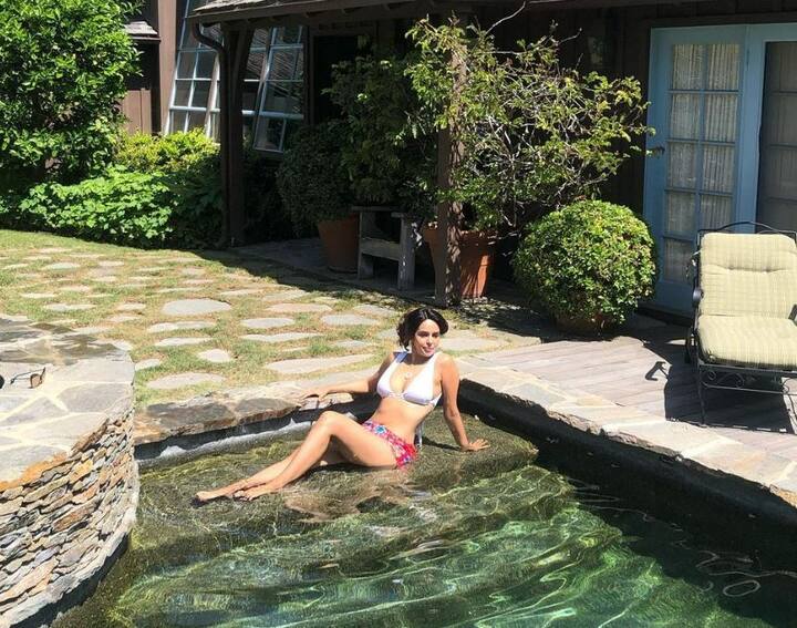 આ તસવીરોમાં મલ્લિકા બિકિનીમાં જોવા મળી રહી છે. ચાહકો પણ તેના બોલ્ડ અંદાજને પસંદ કરી રહ્યા છે.