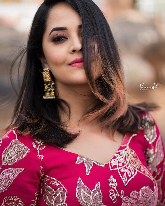 బుల్లితెరపై హాట్ యాంకర్ గా దూసుకుపోతుంది అనసూయ. (Courtesy: Anasuya Instagram)