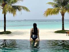 Guess who: बीच किनारे ब्लैक स्विमसूट में कहर ढाती इस हसीना को पहचाना क्या ?