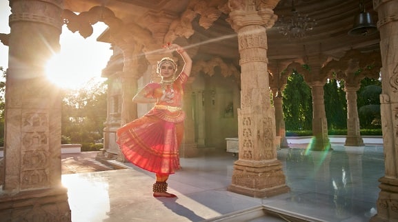 Radhika Merchant, bride to be to Anant Ambani, wins audiences' heart by her magical Bharatnatyam Performance Radhika Merchant : অনন্য ভারতনাট্যম পরিবেশন রাধিকার, বাণিজ্যনগরীর হৃদয় জিতলেন আম্বানি পরিবারের হবু বউমা