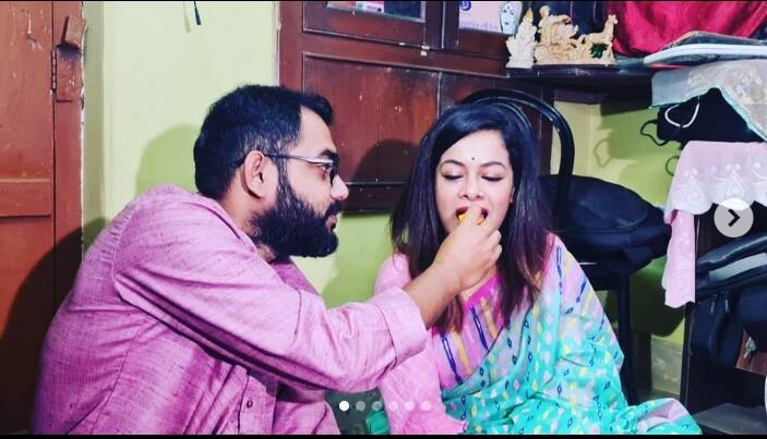 আজ প্রথা মেনে জামাইষষ্ঠীর আয়োজন হয়েছিল সঙ্গীতশিল্পী ইমন চক্রবর্তীর (Iman Chakraborty) বাড়িতে। সমস্ত নিয়ম পালন করলেন ইমনের বাবা। প্রথা মেনে জামাই নীলাঞ্জনের সামনে সাজিয়ে দেওয়া হল পঞ্চব্যাঞ্জন। এবিপি আনন্দকে ইমন বললেন, 'জামাইষষ্ঠীর ধারণাটার সঙ্গে নৈতিকভাবে কিছু কিছু জায়গায় মতপার্থক্য রয়েছে আমার। কিন্তু এটা একটা বাঙালি ঐতিহ্য। পরিবারের সবাই একসঙ্গে আসেন। খুব ভালো লাগে আমার তাই এই দিনটা।' নীলাঞ্জন জানালেন, সমস্ত পদের মধ্যে মাছের মাথা দিয়ে ডাল নাকি তাঁর সবচেয়ে প্রিয়। তাই দিয়ে নাকি এক হাঁড়ি ভাত খেয়ে নিতে পারেন নীলাঞ্জন।