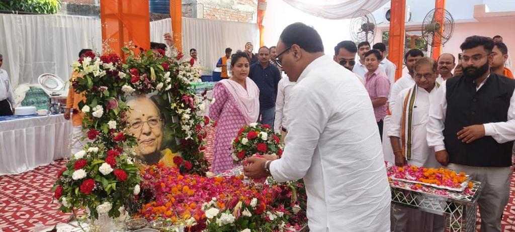 Sarojini Nagar News: बीजेपी विधायक राजेश्वर सिंह की मां के निधन पर नेताओं ने जताया दुख, आगरा में हुआ था देहांत