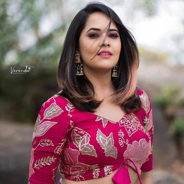 తాజాగా ఈ బ్యూటీ కొన్ని ఫొటోలను షేర్ చేసింది.(Courtesy: Anasuya Instagram)
