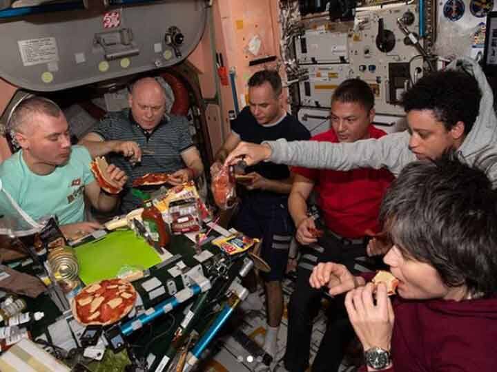 Pizza Party in space these pictures of NASA are going viral Pizza Party in Space: अंतरिक्ष में ‘पिज्जा पार्टी’, वायरल हो रही हैं NASA की ये तस्वीरें