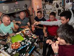 Pizza Party in Space: अंतरिक्ष में ‘पिज्जा पार्टी’, वायरल हो रही हैं NASA की ये तस्वीरें