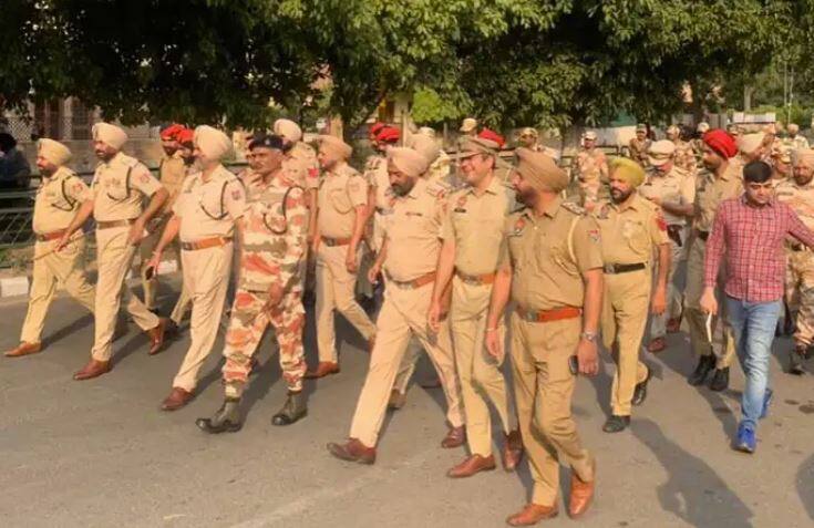 Flag March in Mohali on the occasion of the anniversary of Operation Blue Star ਆਪ੍ਰੇਸ਼ਨ ਬਲੂ ਸਟਾਰ ਦੀ ਬਰਸੀ ਮੌਕੇ ਪੁਲਿਸ ਚੌਕਸ, ਮੁਹਾਲੀ 'ਚ ਵੀ ਕੱਢਿਆ ਫਲੈਗ ਮਾਰਚ