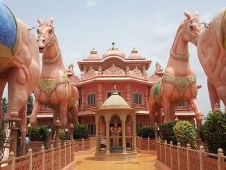 इस्कॉन मंदिर – ये खूबसूरत मंदिर शहर के मोनी चौक में स्थित है. जोकि भगवान श्री कृष्ण और राधा को समर्पित है. लेकिन इनके अलावा भी मंदिर में कई देवताओं की मूर्तियां लगाई गई हैं.