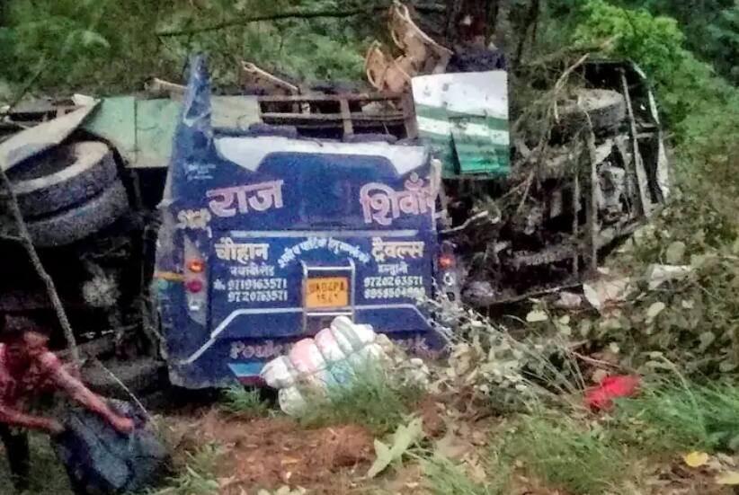 uttarakhand video from gorge in uttarkashi district where bus carrying 28 pilgrims fell down Uttarkashi Bus Accident : उत्तरकाशीमध्ये दरीत कोसळलेल्या बसचा चुराडा, रात्रभर सुरु होतं बचावकार्य, 25 जणांचा मृत्यू