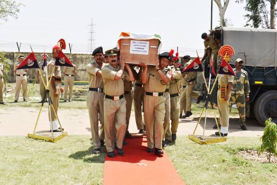 BSF Jawan Death : साप चावल्याने पालघरमधील बीएसएफ जवानाचा पठाणकोटमध्ये मृत्यू BSF Jawan Death : साप चावल्याने पालघरमधील बीएसएफ जवानाचा पठाणकोटमध्ये मृत्यू