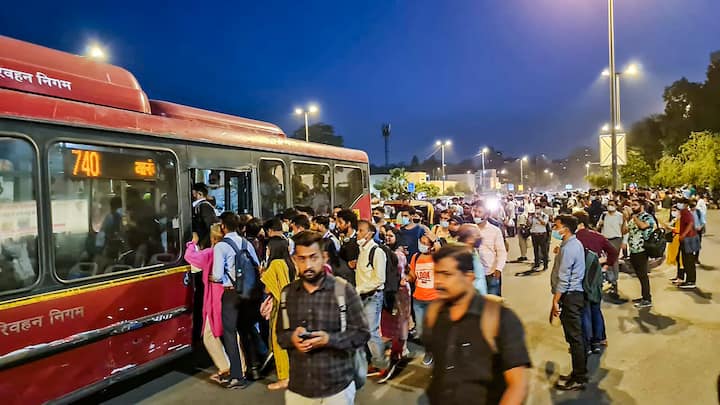 दरअसल, पक्षी की चपेट में आने के कारण संपर्क तार टूट गया इसकी वजह से ओएचई की अनुपस्थिति के कारण इंद्रप्रस्थ और यमुना बैंक स्टेशनों के बीच ट्रेन सेवाएं अस्थायी रूप से उपलब्ध नहीं थीं, इसकी वजह से यात्रियों को काफी परेशानी का सामना करना पड़ा, डीएमआरसी ने ट्वीट के जरिए यात्रियों को इसकी जानकारी दी, जिसके बाद यात्रियों की भी ट्विटर पर प्रतिक्रिया सामने आने लगी. ये तस्वीर मंडी हाउस मेट्रो स्टेशन के बार की है.  (तस्वीर-PTI)