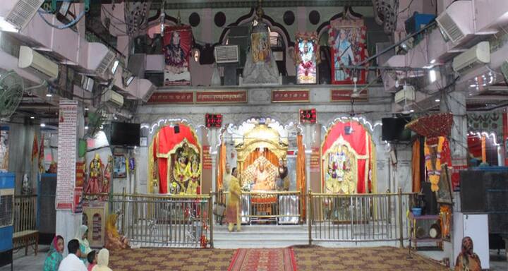 माता लाल देवी मंदिर – ये मंदिर अमृतसर का शीश महल भी कहा जाता है. जोकि महिला संत लाल देवी को समर्पित है. ये भव्य मंदिर शीशों से बना हुआ है. यहां आपको बहुत ही सुंदर कलाकृतियां और  मूर्तियां भी देखने को मिलेंगी.